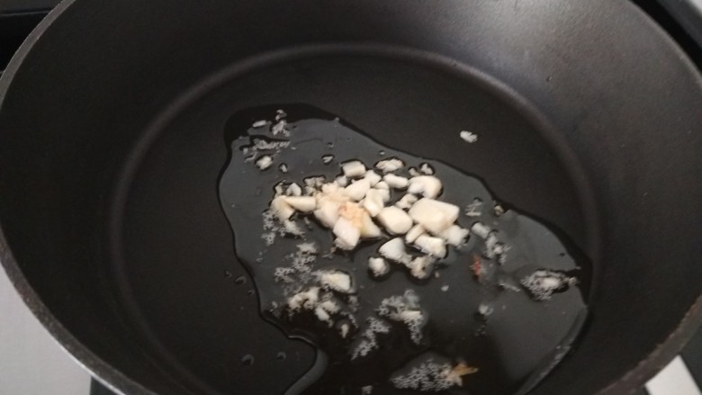 上汤西兰花,锅中倒入适量油烧热炒香蒜末。