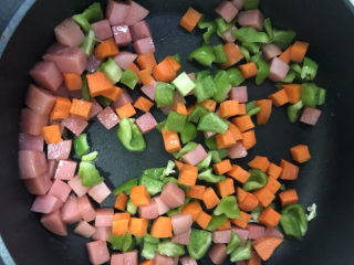 彩蔬火腿丁,然后放入辣椒和胡萝卜丁。