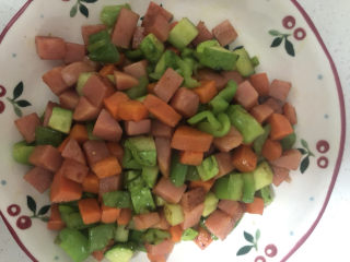 彩蔬火腿丁,翻炒均匀出锅。