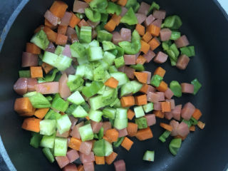 彩蔬火腿丁,最后放入黄瓜丁，撒入少量盐和蚝油。