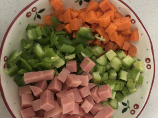 彩蔬火腿丁,将所有食材切成小丁。