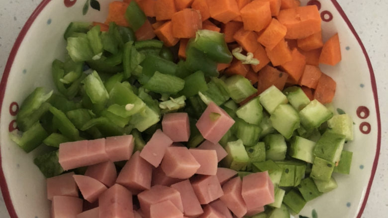 彩蔬火腿丁,将所有食材切成小丁。