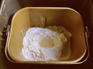 奶香小面包,将食材放入面包机内桶里，先后放入一个鸡蛋，牛奶酸奶，食用油、糖和盐、面粉、酵母粉。
