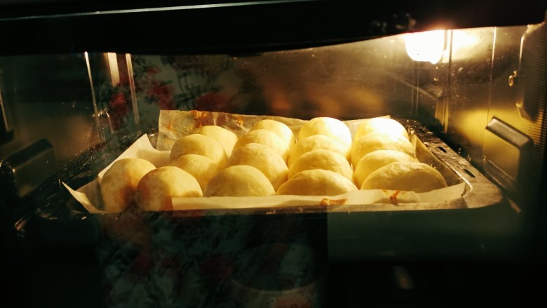 奶香小面包,放入烤箱二次发酵。