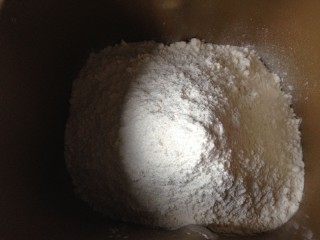 奶香小面包,除黄油和酵母外，所有面包原料放进面包桶，开始揉面，揉至出厚膜再加入酵母和黄油，继续揉面