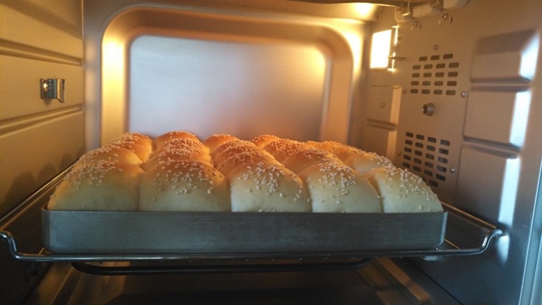 奶香小面包,放入预热好的烤箱中下层上下火160度20分钟