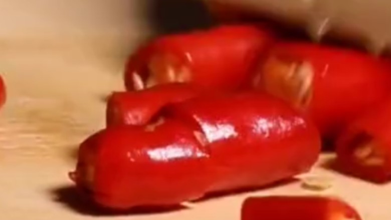 青椒炒大肠,青红椒切段。