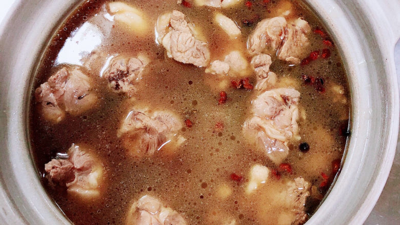 子姜焖鸭煲,倒入适量开水，煮开锅，盖盖儿小火儿焖30分钟。