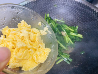 虾仁韭菜炒鸡蛋,加入炒熟的鸡蛋翻炒均匀