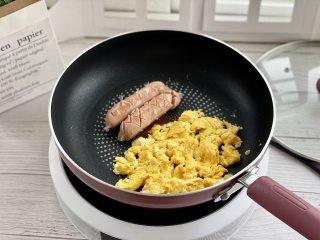 日式照烧饭团早餐盘，开始元气满满的一整天！,剩下的油还可以煎蛋，煎香肠，煎蛋可以撒上罗勒碎。