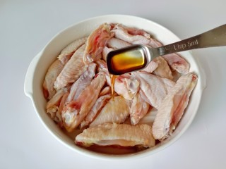 柠香鸡翅,鸡翅对半剪开，加入料酒去腥。