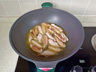 柠香鸡翅,锅里放宽油，油温五成热放入鸡翅煎。
