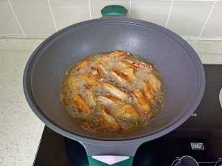 柠香鸡翅,将鸡翅煎成两面金黄盛盘备用。