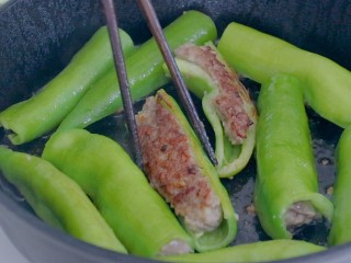 超下饭的—煎酿辣椒,用筷子可以挪动的时候翻面，铁锅煎出的肉，带有独特的烟熏风味