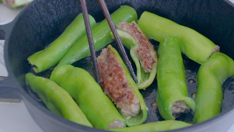 超下饭的—煎酿辣椒,用筷子可以挪动的时候翻面，铁锅煎出的肉，带有独特的烟熏风味