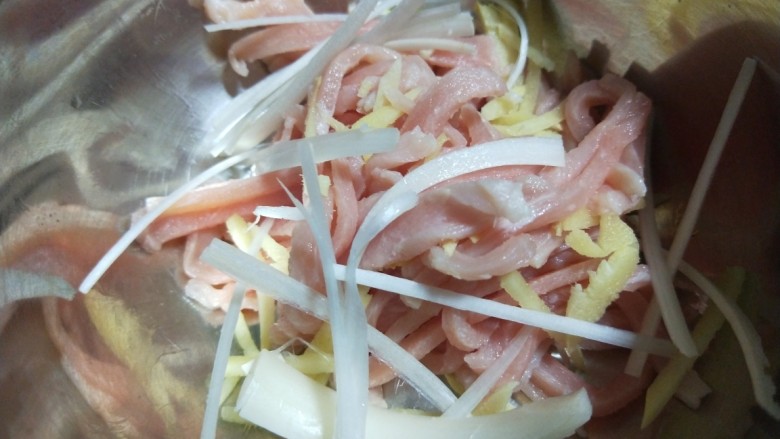 小白菜肉丝面,猪里脊肉切成丝，加入葱姜丝。