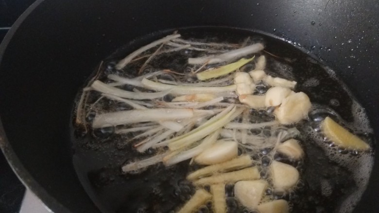 小白菜肉丝面,放入葱姜蒜。