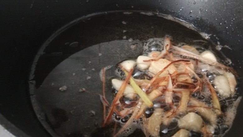 小白菜肉丝面,炸制金黄捞出来。