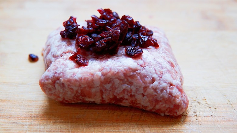 蔓越莓香浓猪肉脯,2、用刀背把肉馅与蔓越莓果酱、果干一同剁成肉泥。