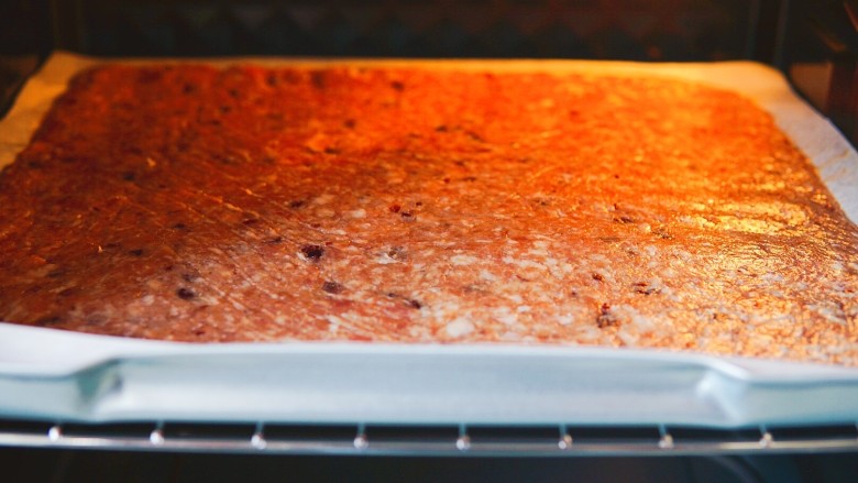 蔓越莓香浓猪肉脯,5、撕掉保鲜膜，烤箱180度预热，将烤盘送入烤箱中层。