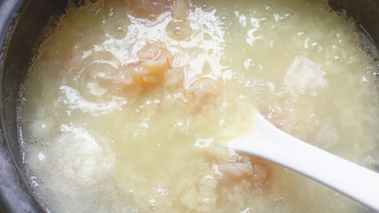 生滚鱼片粥,将鱼片中的葱姜挑出，在将鱼片倒入锅中