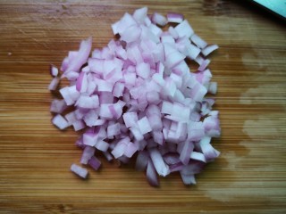 彩蔬火腿丁,洋葱洗干净切小丁