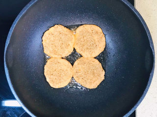 芝麻红薯饼,锅里加多一些油，烧热，将红薯饼码放入油里