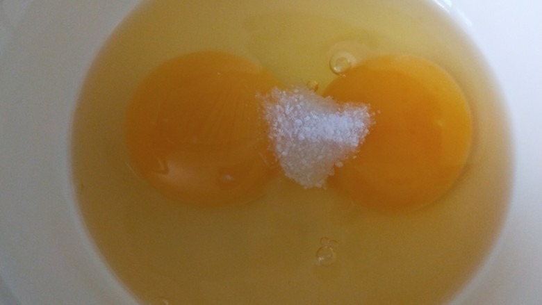 荷兰豆炒鸡蛋,鸡蛋打入碗中加入盐。