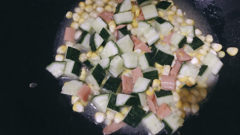 彩蔬火腿丁,加高汤，盖上锅盖煮3分钟左右