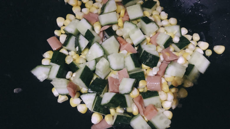 彩蔬火腿丁,再倒入玉米和青瓜翻炒