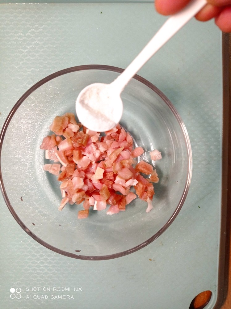 干煸黄豆芽,猪肉切丁加少许食用盐