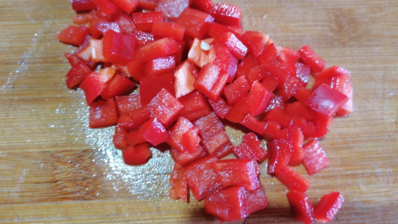肉末辣炒玉米粒,红辣椒把它清洗干净，也切成丁