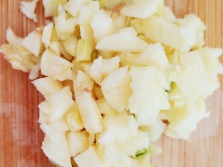 腊鸭腿炒白菜杆,几粒大蒜切碎备用。