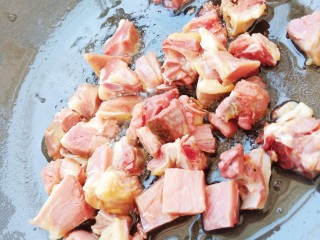 腊鸭腿炒白菜杆,锅中烧少许油，加入腊鸭腿煸炒出油脂。
