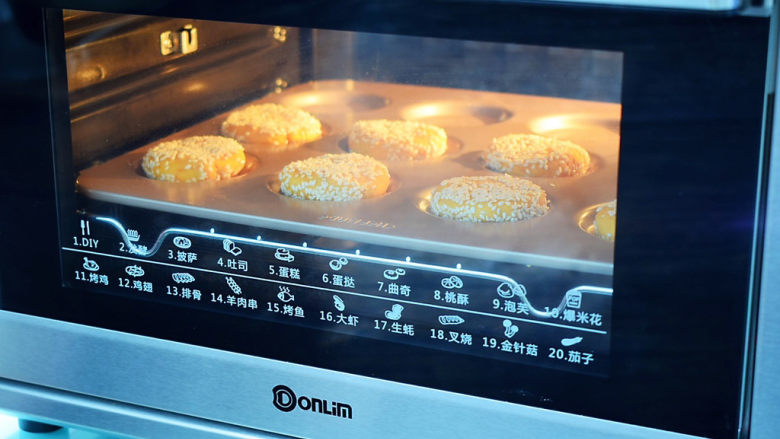 芝麻红薯饼,放入预热好的烤箱，上下火160度，中层15分钟