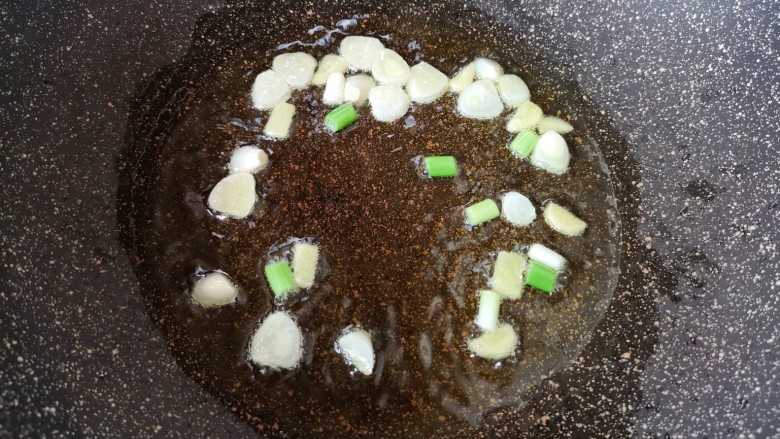 上汤西兰花,炒锅内倒适量的食用油烧热，下入葱姜蒜炒香。