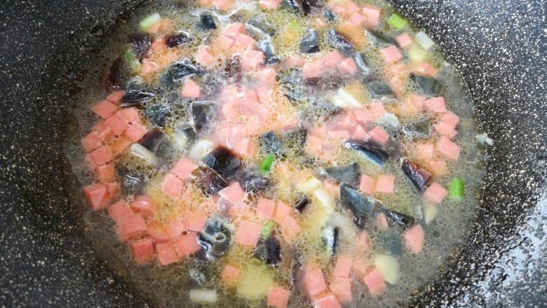 上汤西兰花,加入半碗开水，放鲜鸡汁调味，煮一分钟。