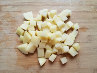 彩蔬火腿丁,小土豆去皮洗干净，切成丁。