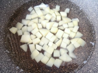 彩蔬火腿丁,锅里放水烧开，加入一勺盐，下入土豆丁焯水至熟，盛出备用。