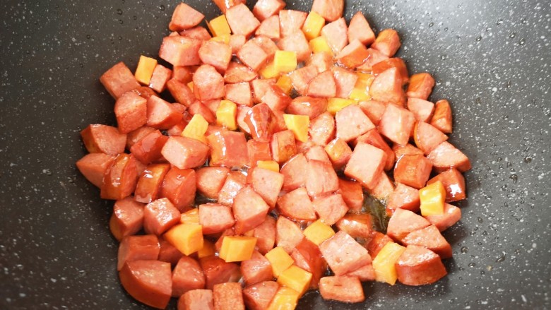 彩蔬火腿丁,下入胡萝卜翻炒均匀。