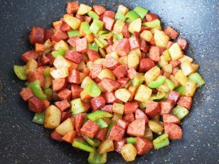 彩蔬火腿丁,放盐、孜然粉和辣椒粉调味，翻炒均匀即可！