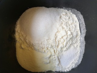 奶香小面包,再加入高筋面粉、燕麦小麦粉、奶粉、糖和盐。 