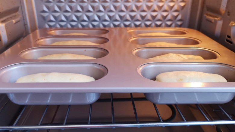 奶香小面包,烤箱调至“发酵”功能，将面包送入烤箱发酵40分钟。