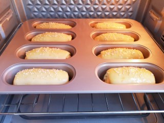 奶香小面包,送入预热好的烤箱。 