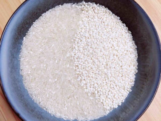 饭卷,米饭中淋上10ml寿司醋。
