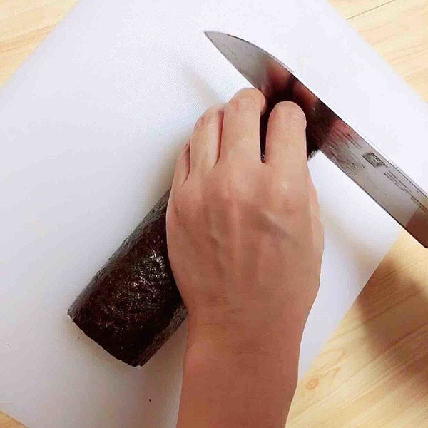 饭卷,刀上淋一些水，用刀将寿司卷切成均匀的小段儿。