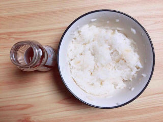 饭卷,用勺将米饭与醋拌均匀，竖着翻拌，避免米粒拌碎了。
