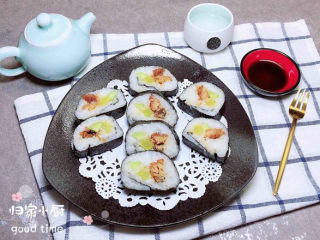 饭卷,将寿司饭卷摆入盘中。一盘诱人的鳗鱼寿司就可以吃啦！