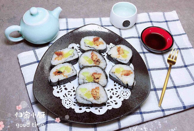 饭卷,将寿司饭卷摆入盘中。一盘诱人的鳗鱼寿司就可以吃啦！