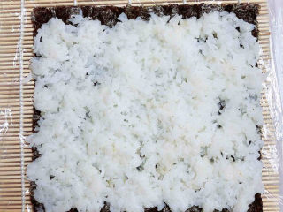 饭卷,铺上一层米饭，四边可以少留些空位，不用全铺满。
